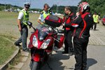 Policejní kontrola na parkovišti motocyklů v lokalitě Pod vysokým napětím u brněnského autodromu.