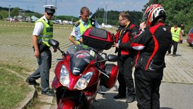 Policejní kontrola na parkovišti motocyklů v lokalitě Pod vysokým napětím u brněnského autodromu.