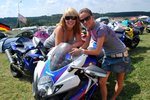 U motocyklu Suzuki zapózovaly vlevo Jana Janzová (18) a Michaela Majerová (21) z Tachova u Plzně