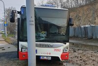 Potopa v Brně! Kvůli vodě z prasklého potrubí boural v obří laguně autobus