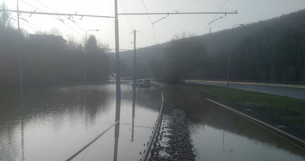 Havárie vodovodního potrubí u kamenolomu ochromila v pátek dopravu v Brně.