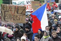 Protest v Brně: Proti Dobešovi a reformě vyšlo pět tisíc studentů