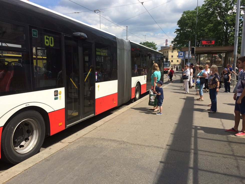 V Brně na hlavním nádraží začala tříměsíční výluka, která odkloní více než 300 vlaků. Železničáři se na to dobře připravili, všude jsou vidět vyvěšené informace a u vchodu postávají informátoři.