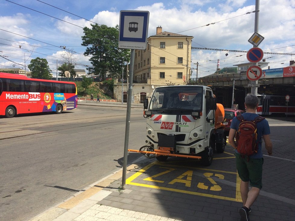 V Brně na hlavním nádraží začala tříměsíční výluka, která odkloní více než 300 vlaků. Železničáři se na to dobře připravili, všude jsou vidět vyvěšené informace a u vchodu postávají informátoři.