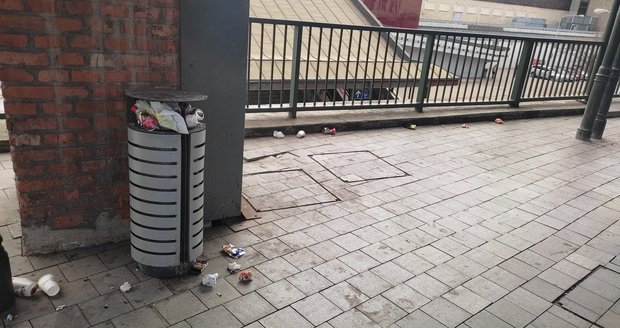 Plné koše a odpadky povalujujcí se na 4. nástupišti brněnského hlavního nádraží.