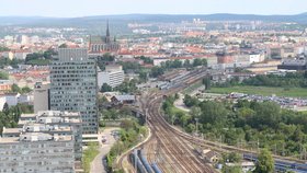 Pohled na příjezd a Hlavní nádraží v Brně z AZ Tower