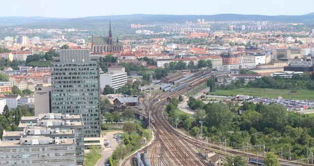 Pohled na příjezd a Hlavní nádraží v Brně z AZ Tower