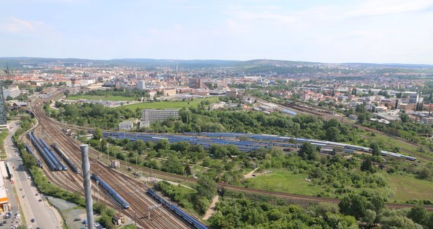 Pohled na příjezd a Hlavní nádraží v Brně z AZ Tower