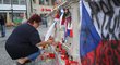První vzkazy, vlajky a fotky Rachůnka, Marka a Vašíčka se v centru Brna objevily už těsně po havárii letadla,