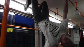 Za nohy v tramvaji visel jeden z mladíků při hře, kterou s kamarádem hrál v nočním Brně.