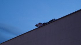 Dalším ze ztřeštěných úkolů, kteří mladíci v Brně plnili, bylo položit se na vysokou střechu domu.