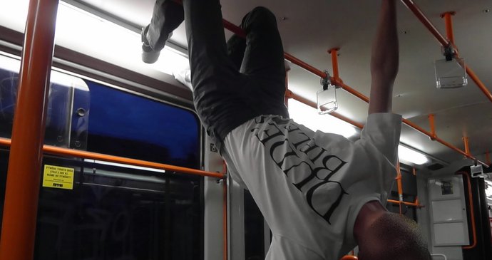 Za nohy v tramvaji visel jeden z mladíků při hře, kterou s kamarádem hrál v nočním Brně.