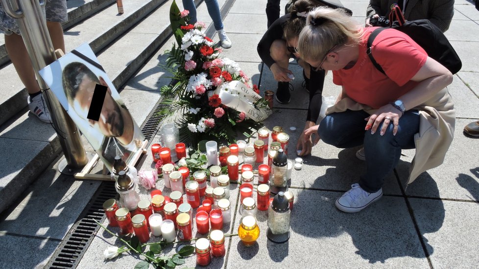 Lidé uctili památku zabitého Nikolase u Janáčkova divadla v Brně.