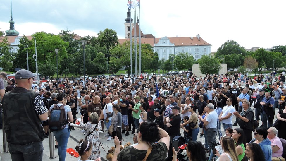 Lidé uctili památku zabitého Nikolase u Janáčkova divadla v Brně.