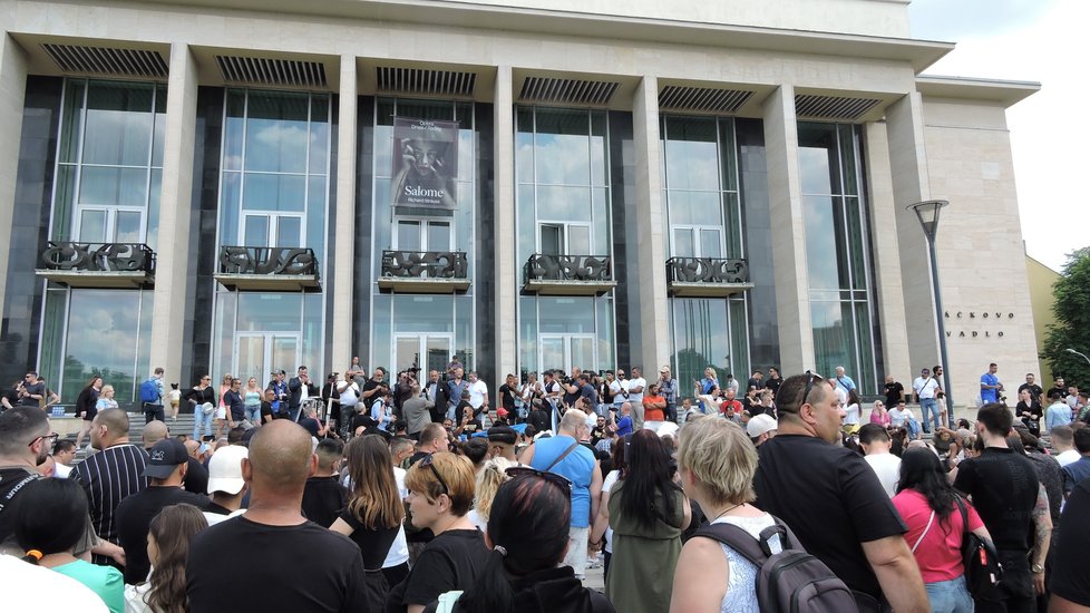 Stovky Romů a dalších lidí přišly v sobotu k Janáčkovému divadlu v Brně uctít zavražděného Roma Nikolase.