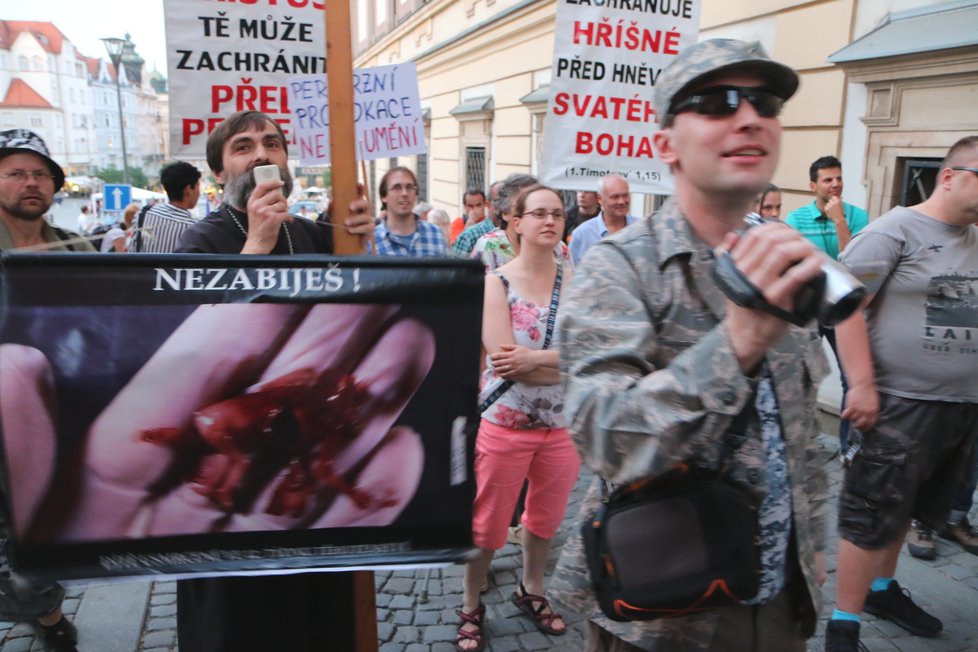 Brno. 26.5.2018, protesty kvůli kontroverzní divadelní hře, v níž Ježíš znásilní muslimku