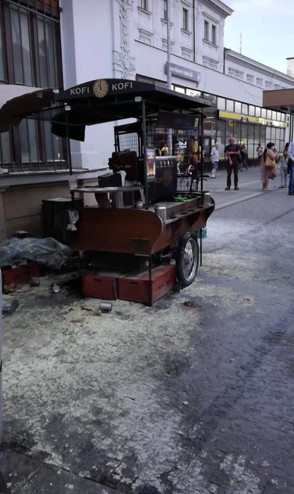 Před nádražím v Brně vybuchl stánek s kávou, dva mladí lidé se zranili