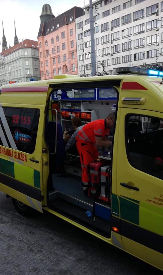 Před nádražím v Brně vybuchl stánek s kávou, dva mladí lidé se zranili