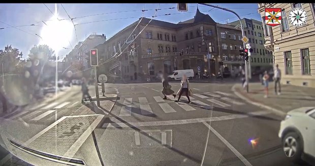 Žena v Brně přeběhla přímo před houkající sanitkou. Žena v Brně přeběhla přímo před houkající sanitkou.