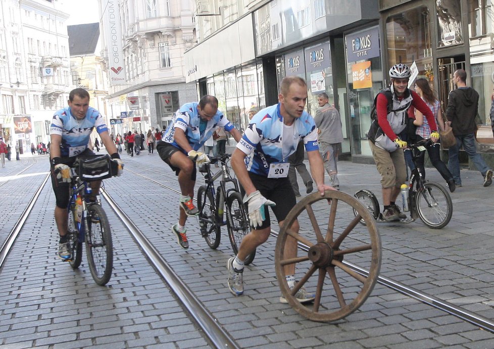 Vitázek není jediným, koho napadlo koulet kolo z Lednice do Brna. Takto jej před 6 lety dopravily do centra města týmy cyklistů.