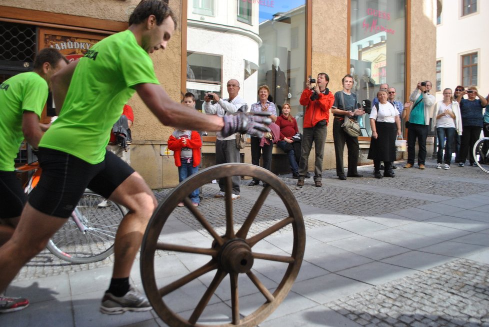 Vitázek není jediným, koho napadlo koulet kolo z Lednice do Brna. Takto jej před 6 lety dopravily do centra města týmy cyklistů.