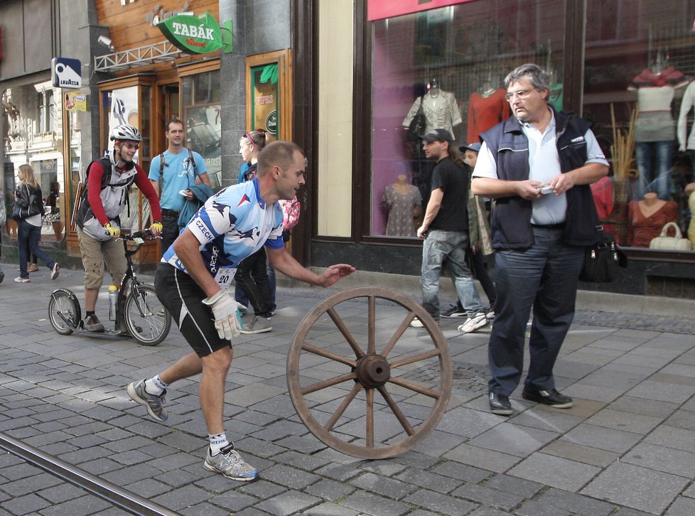 Vitázek není jediným, koho napadlo koulet kolo z Lednice do Brna. Takto jej před 6 lety dopravily do centra města týmy cyklistů.