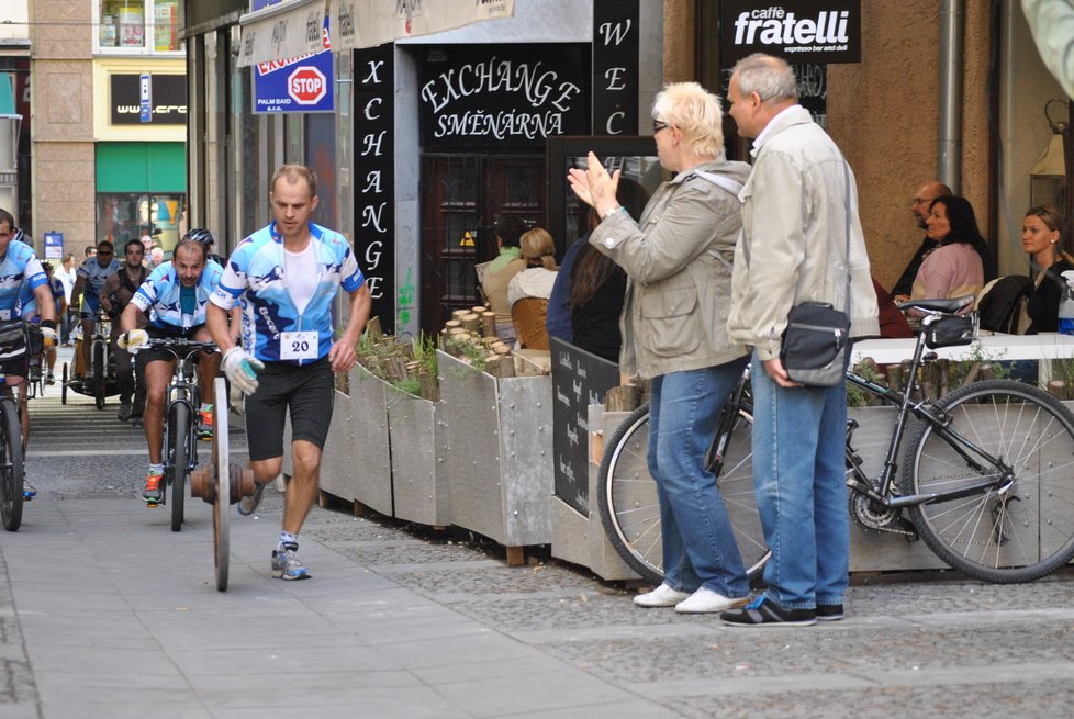 Vitázek není jediným, koho napadlo koulet kolo z Lednice do Brna. Takto jej před 6 lety dopravily do centra města týmy cyklistů.