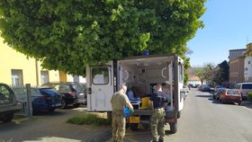 Armádní zdravotníci vyjíždějí k testování pacienta v ulici Sýpka v brněnských Černých Polích.