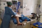 Na Anesteziologicko resuscitační klinice Fakultní nemocnice u sv. Anny v Brně leží nějtěžší případy pacientů s koronavirem.