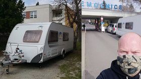 Libor Gasnárek před vjezdem do Nemocnice TGM v Hodoníně, když společně s manželkou přivezli nemocnici svůj karavan.