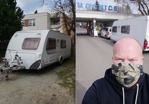 Libor Gasnárek před vjezdem do Nemocnice TGM v Hodoníně, když společně s manželkou přivezli nemocnici svůj karavan.