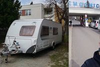 Manželé Gasnárkovi se vzdali vlastního karavanu: Nemocnice v něm ubytovala sestřičku