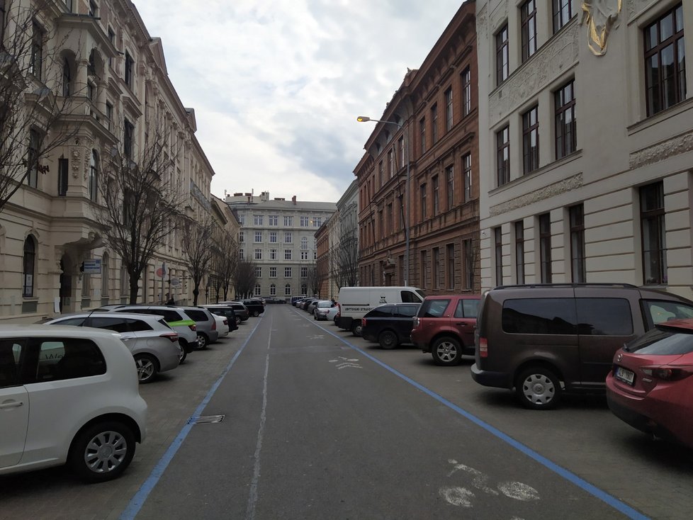 Brno zrušilo modré zóny. Lidé nemusejí za stání na ulici platit žádné parkovné.