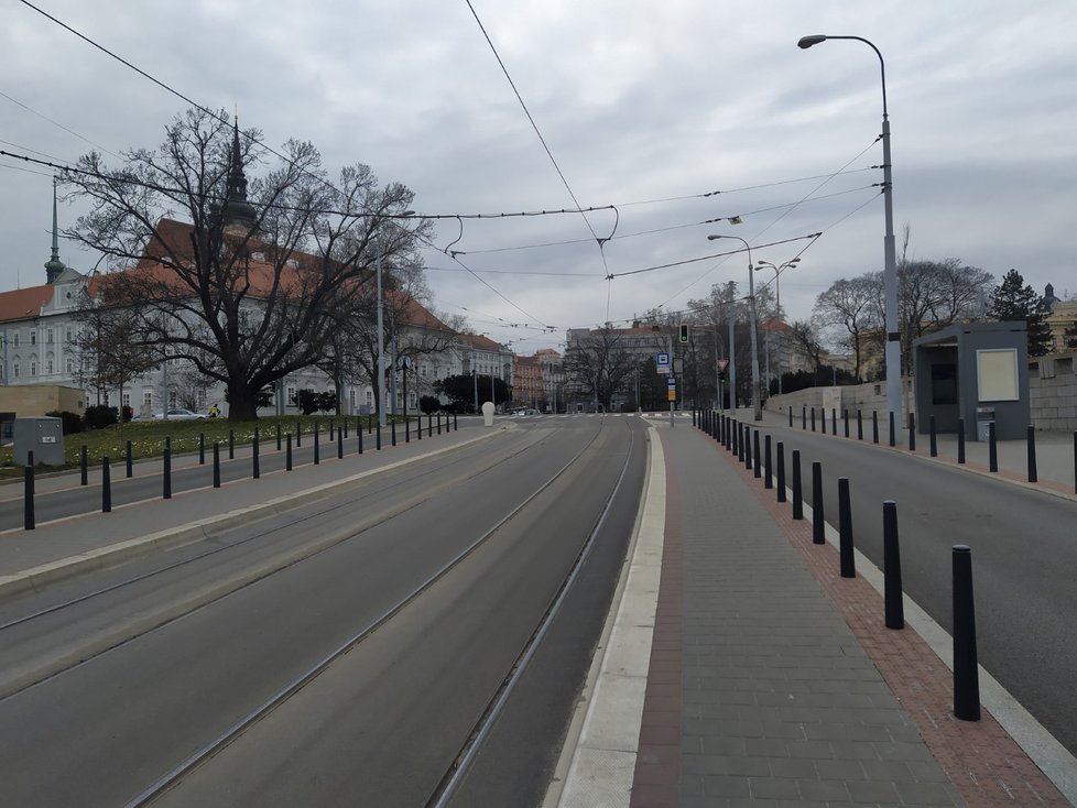 Brněnské ulice jsou vylidněné.