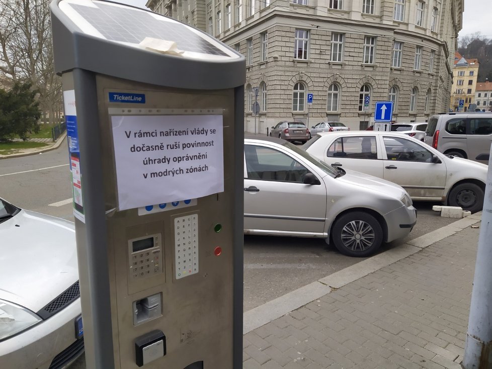 Brno zrušilo modré zóny. Lidé nemusejí za stání na ulici platit žádné parkovné.