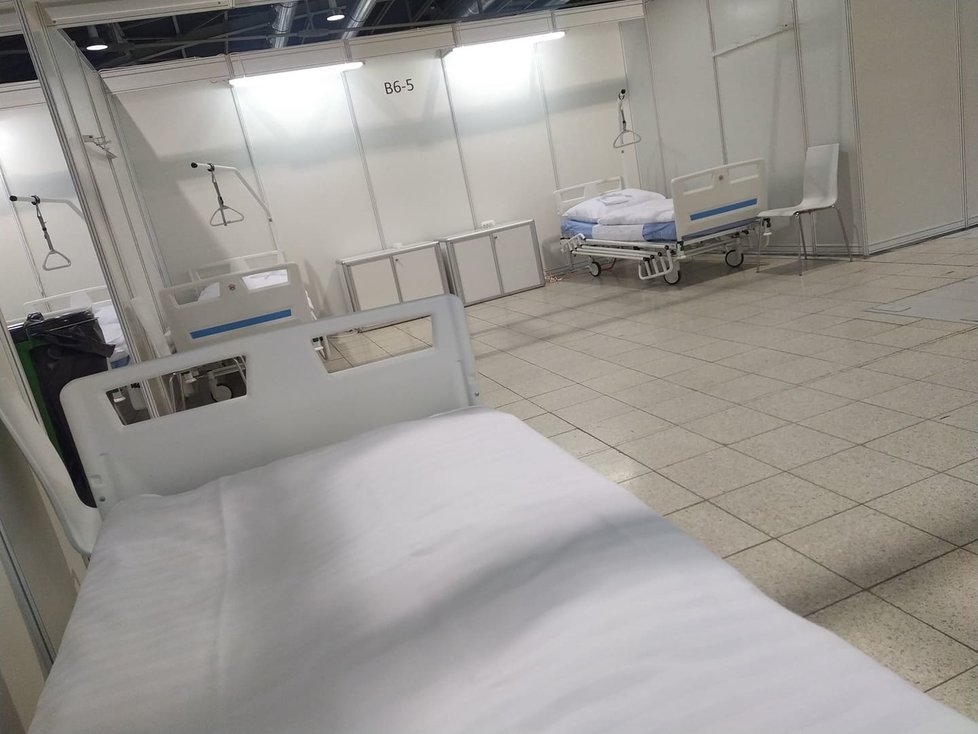 V Brně na výstavišti otevřeli záložní nemocnici s pacienty s covid-19. K dispozici je 302 lůžek.