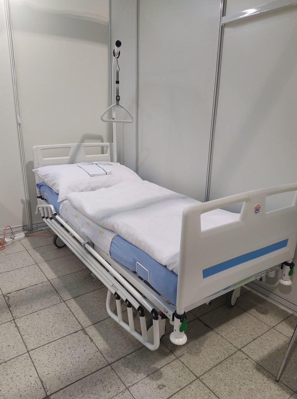 V Brně na výstavišti otevřeli záložní nemocnici s pacienty s covid-19. K dispozici je 302 lůžek.