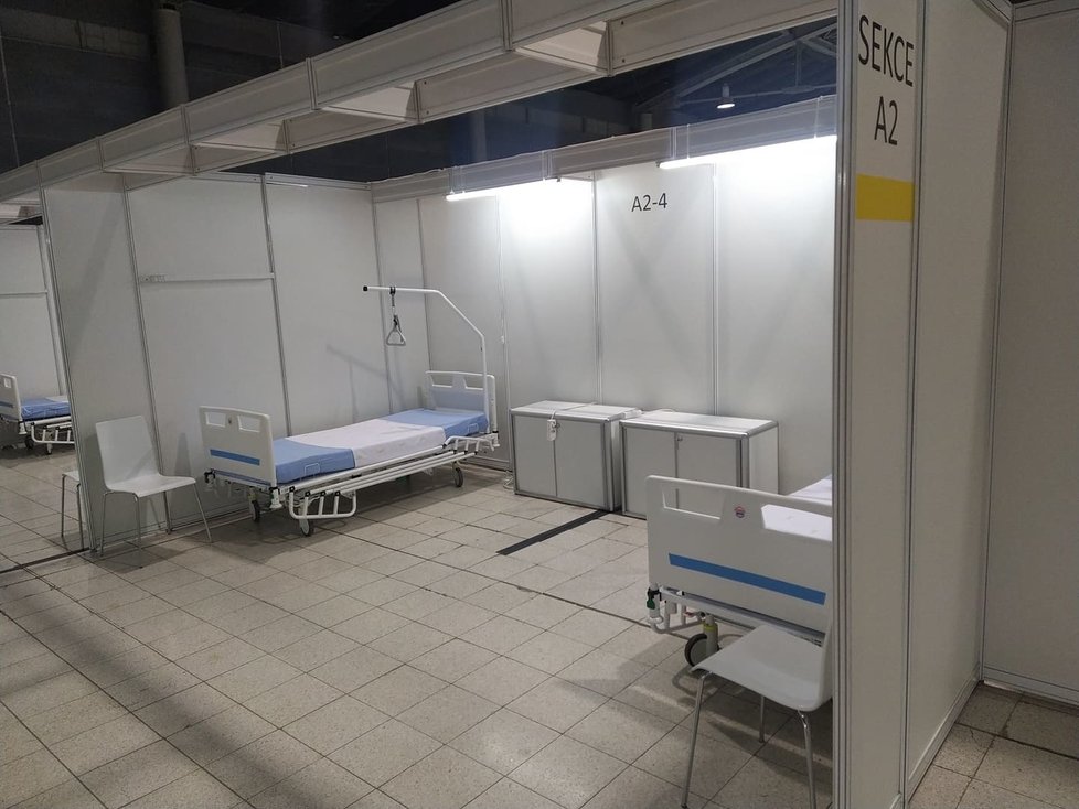 V Brně na výstavišti otevřeli záložní nemocnici pro pacienty s covidem-19. K dispozici je 302 lůžek.