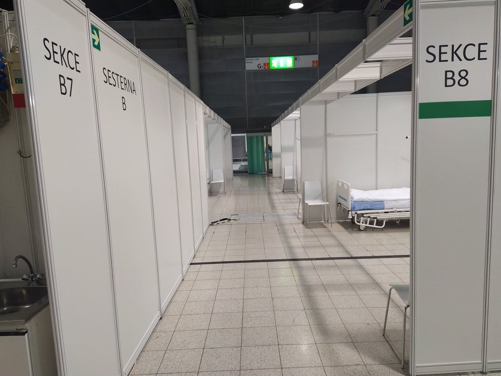 V Brně na výstavišti otevřeli záložní nemocnici pro pacienty s covidem-19. K dispozici je 302 lůžek.