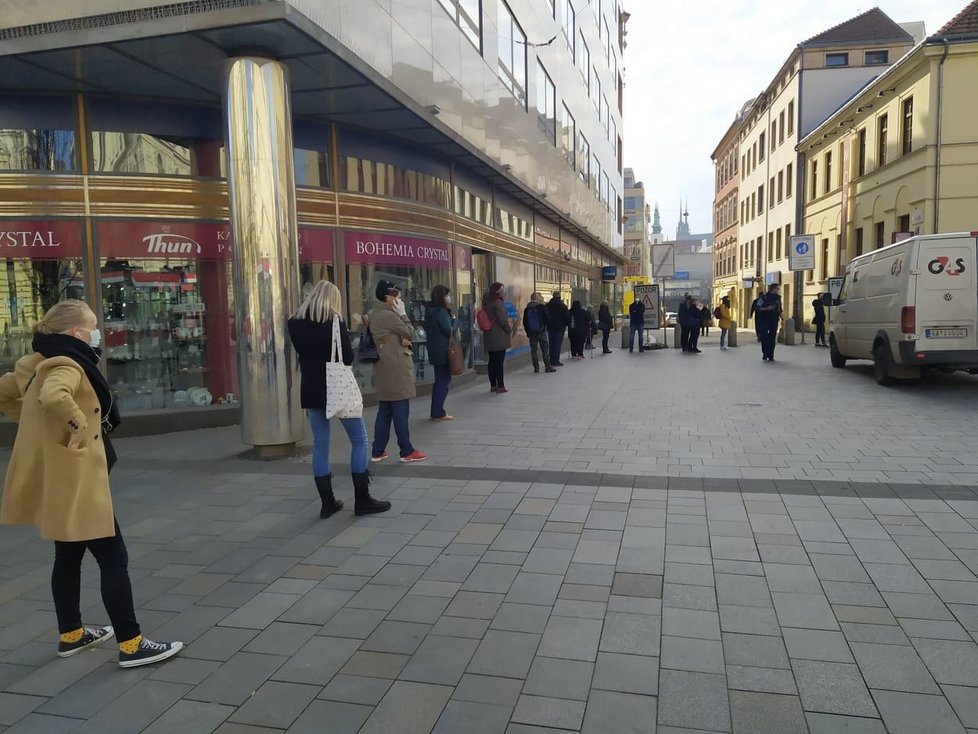 Lidé v Brně dodržují dvoumetrové rozestupy.