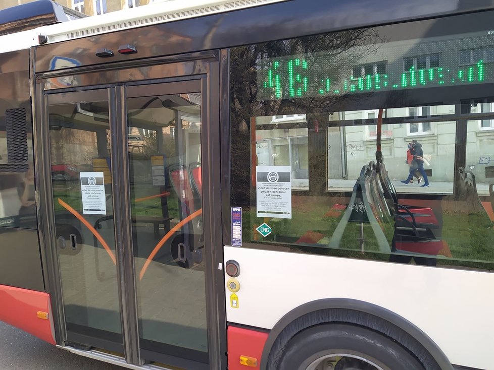 Do autobusů MHD se nesmí bez roušky.