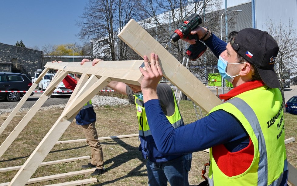 V Brně se staví přístřešek pro studenty, kteří pomáhají s odebíráním vzorků.