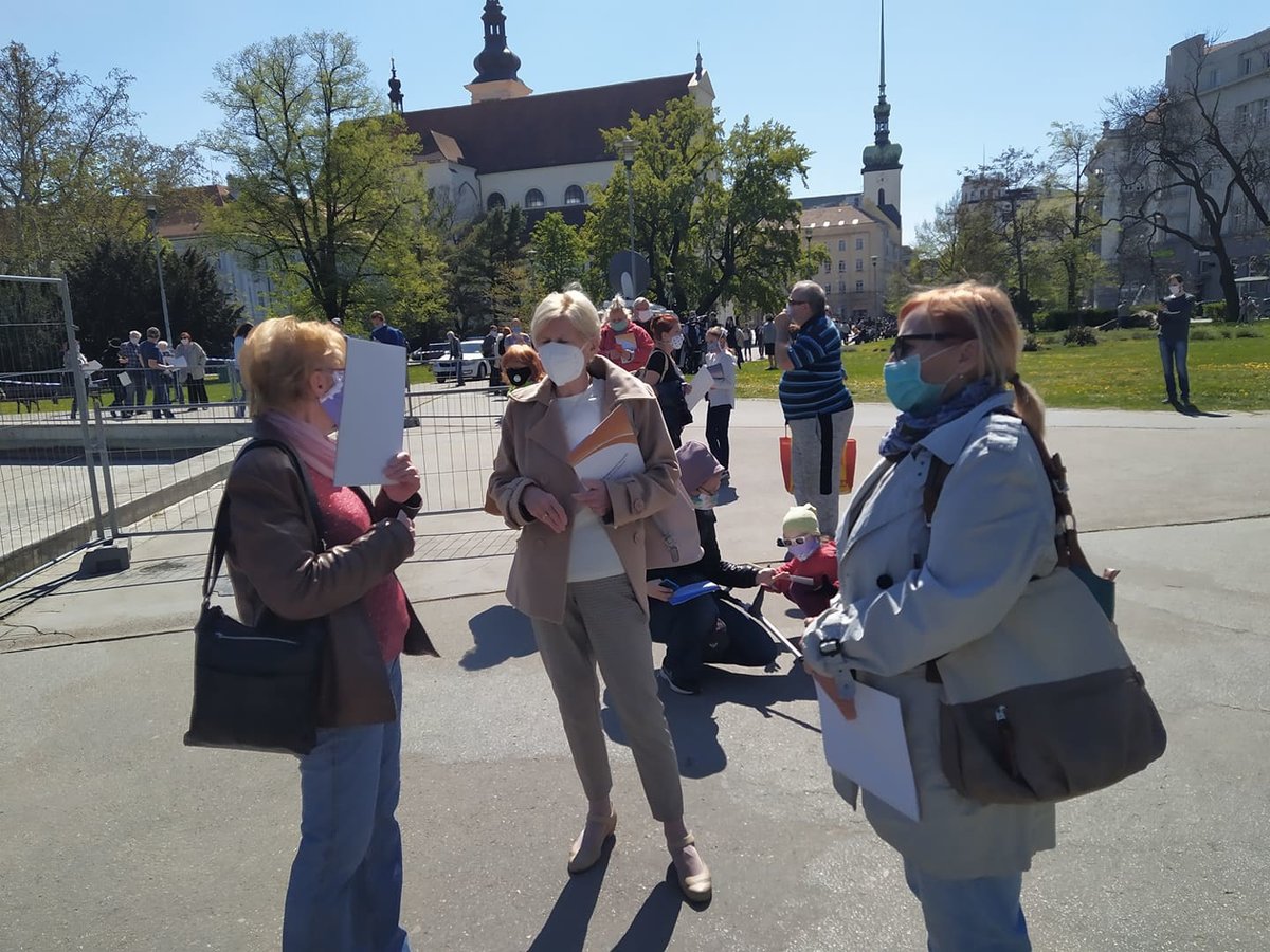 Takřka čtyřhodinovou frontu si museli vystát lidé v Brně, než se na ně ve čtvrtek dostala řada ve stanu, kde se mohli dobrovolně testovat na koronavirus. 