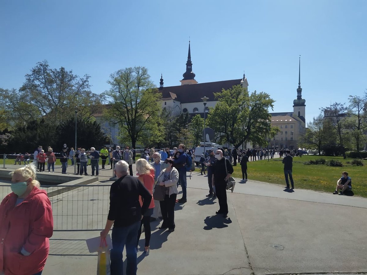 Takřka čtyřhodinovou frontu si museli vystát lidé v Brně, než se na ně ve čtvrtek dostala řada ve stanu, kde se mohli dobrovolně testovat na koronavirus. 