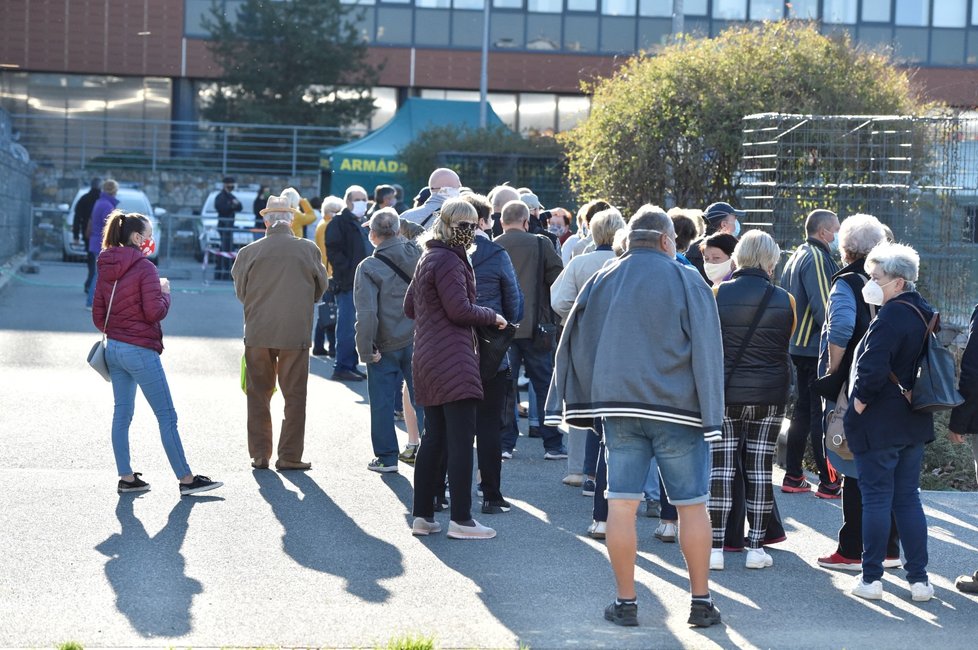 Lidé čekají frontu u univerzitního kampusu v Brně, kde začalo testování vzorku populace na protilátky proti koronaviru.