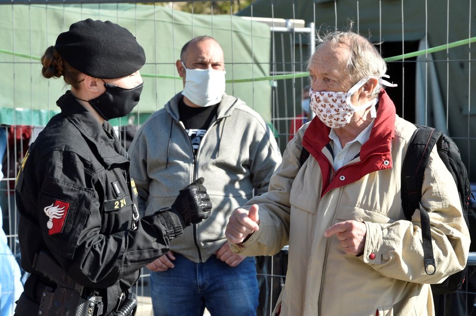 Zájemci o testování na protilátky proti koronaviru čekají frontu u odběrového stanu na Moravském náměstí v Brně. Studie má ukázat, jaký podíl obyvatel různých regionů už má proti koronaviru protilátky a získal případně imunitu.