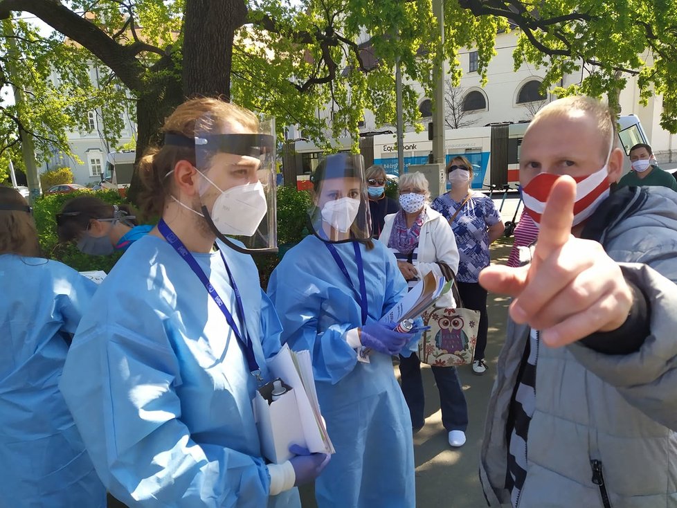 Takřka čtyřhodinovou frontu si museli vystát lidé v Brně, než se na ně ve čtvrtek dostala řada ve stanu, kde se mohli dobrovolně testovat na koronavirus.