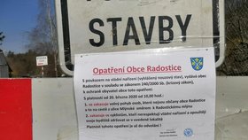 Lidé nerespektují zákaz pohybu po turistické cyklostezce v Radosticích na Brněnsku.
