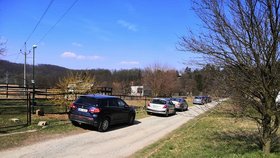 Lidé nerespektují zákaz pohybu po turistické cyklostezce v Radosticích na Brněnsku.