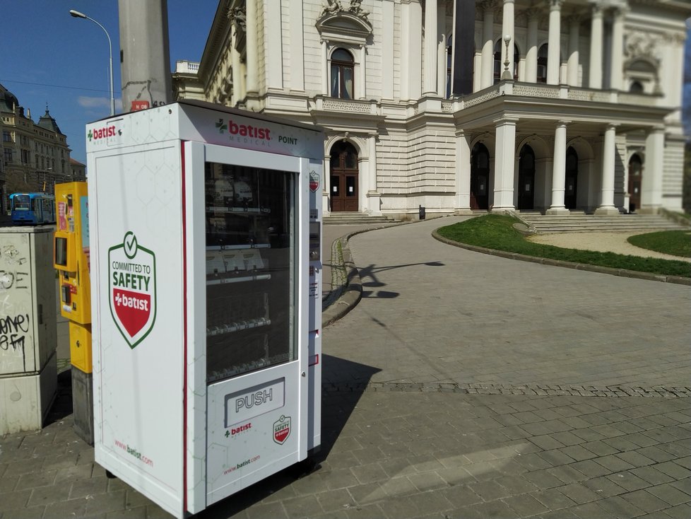 Brno má v centru města na Malinovského náměstí v provozu automat na roušky.